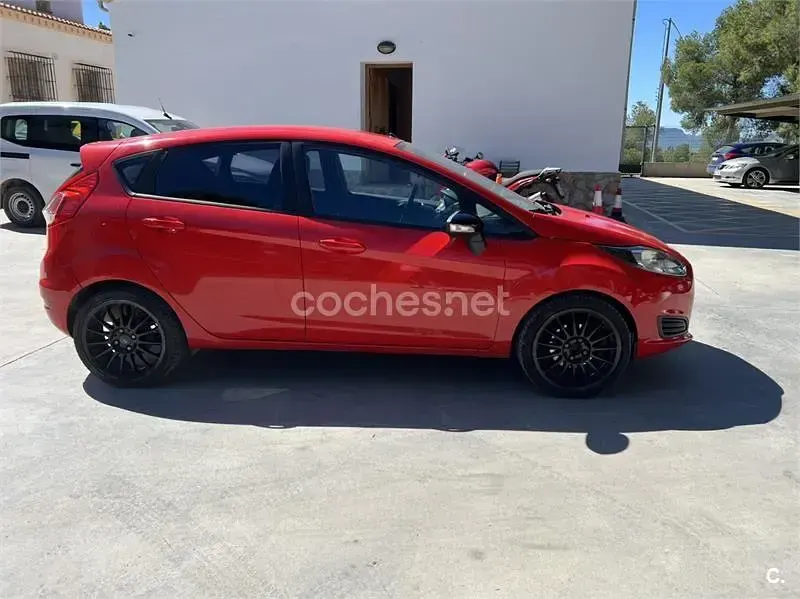 Usado Ford Fiesta Trend 100 CV (73 kW) 2014 Rojo Utilitario