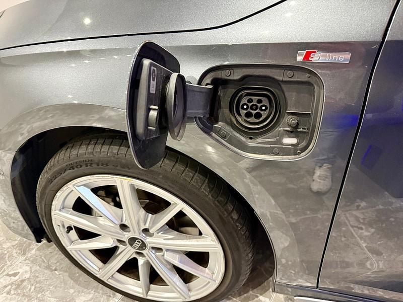 Usado Audi A3 Sportback e-tron S-Line 204 CV (150 kW) 2021 Gris Utilitario