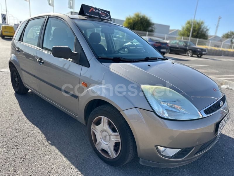 Usado Ford Fiesta Ghia 80 CV (58 kW) 2004 Marrón Utilitario