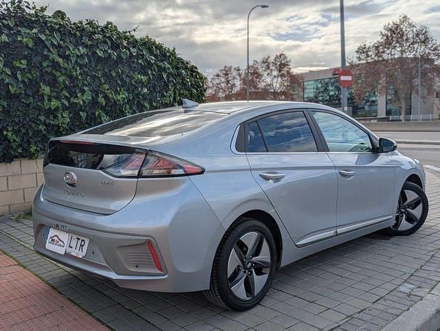 Usado Hyundai Ioniq 141 CV (103 kW) 2021 Gris plata Utilitario