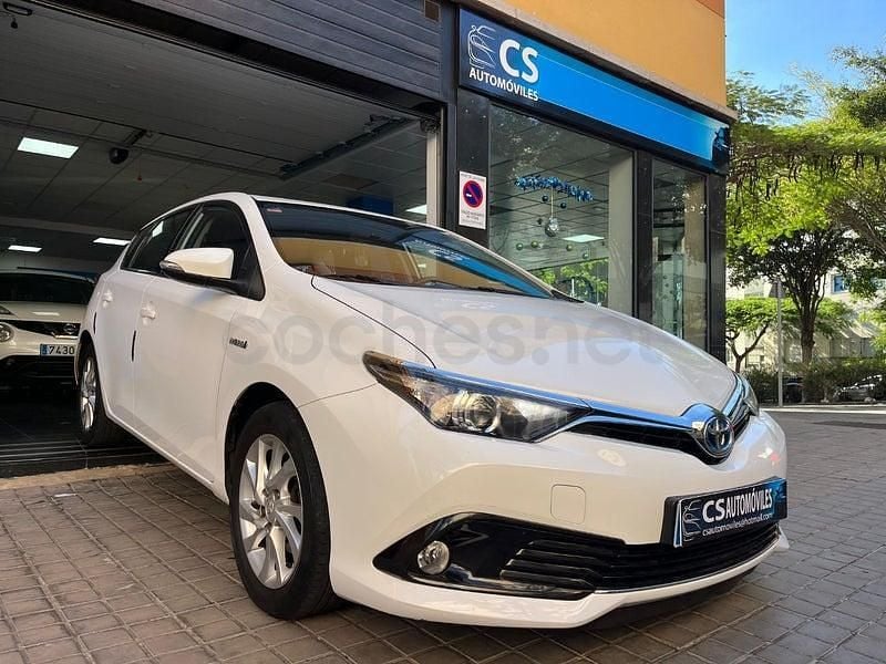 Usado Toyota Auris Hybrid Business Edition 136 CV (100 kW) 2018 Blanco Berlina