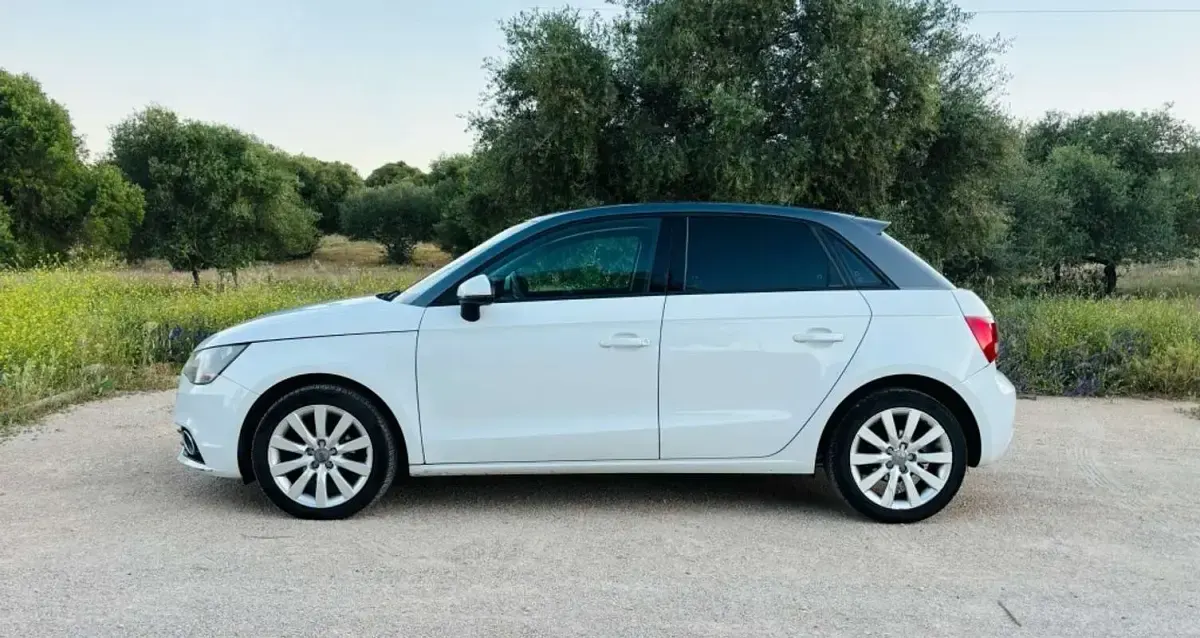 Usado Audi A1 Sportback Attraction 105 CV (77 kW) 2014 Blanco Utilitario