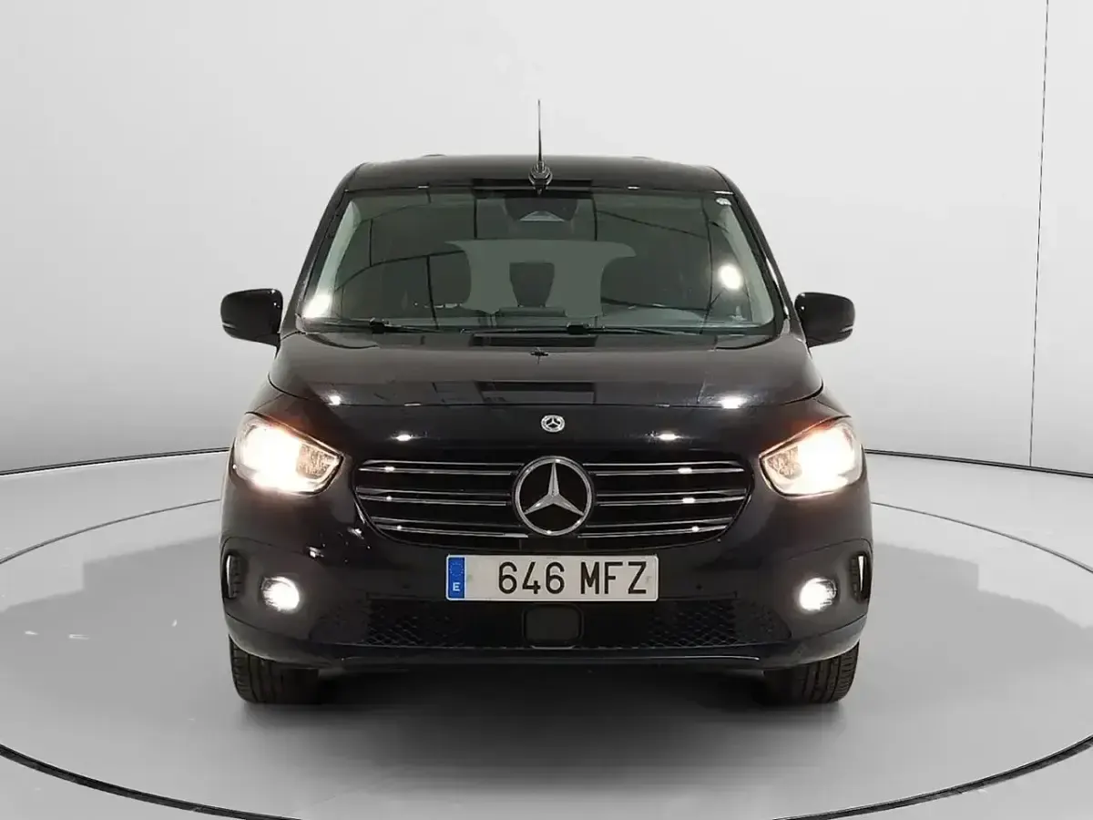 Usado Mercedes T180 116 CV (85 kW) 2023 Negro Monovolumen