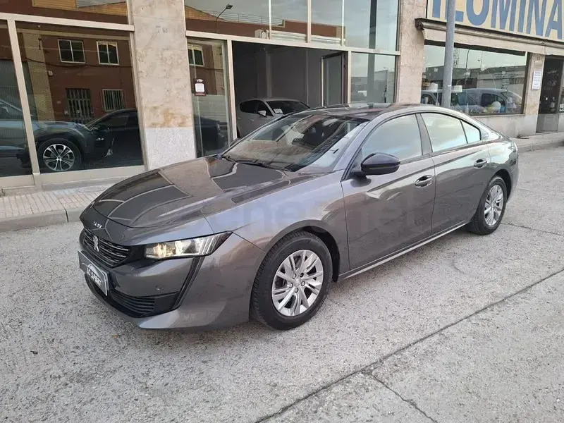 Usado Peugeot 508 Active 130 CV (95 kW) 2023 Gris / plata Berlina