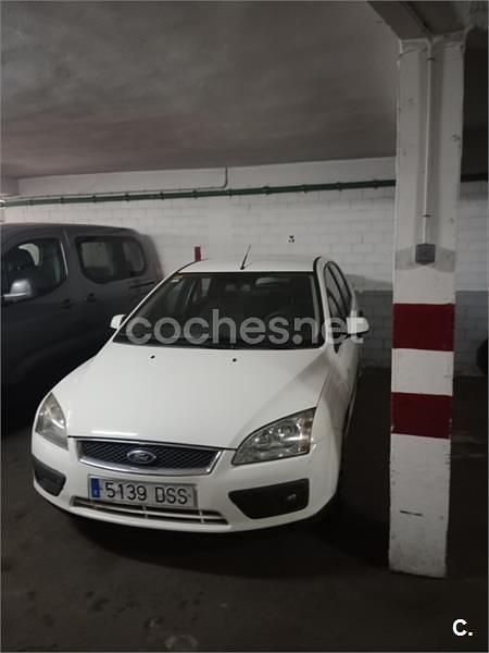 Usado Ford Focus Trend 90 CV (66 kW) 2005 Blanco Berlina