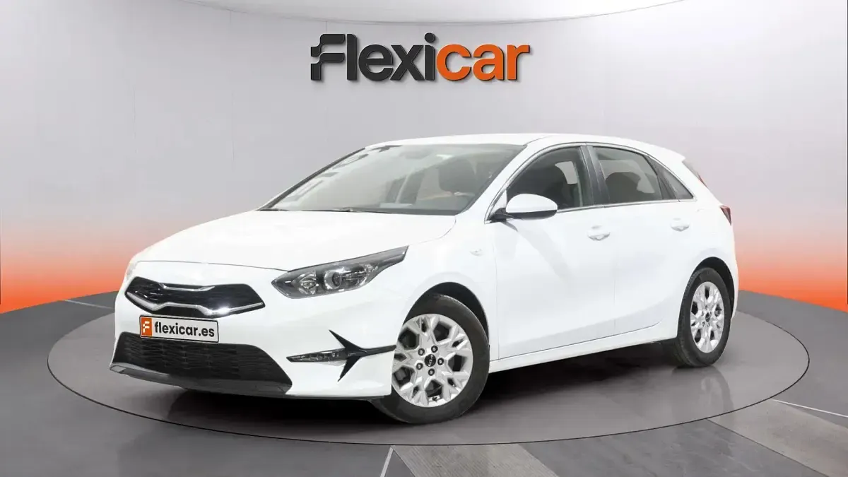 Begagnad Kia Ceed 101 HK (74 kW) 2022 Vit Halvkombi