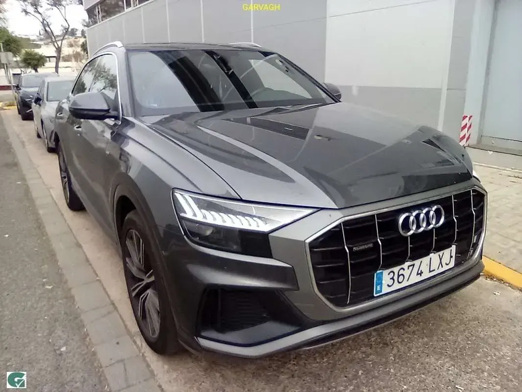 Usado Audi Q8 S-line plus 286 CV (210 kW) 2022 Gris / plata SUV