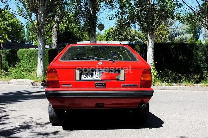 Usado Lancia Delta 108 CV (79 kW) 1991 Rojo Utilitario