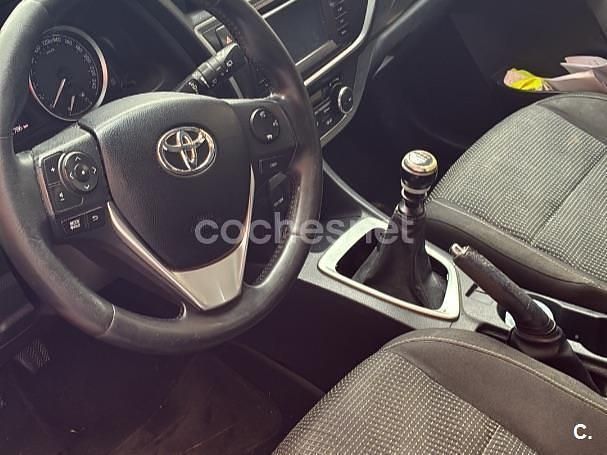 Usado Toyota Auris Active 90 CV (66 kW) 2014 Rojo Berlina