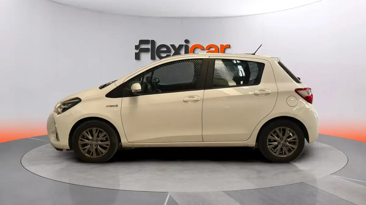 Usado Toyota Yaris Hybrid Active 100 CV (73 kW) 2018 Blanco Berlina
