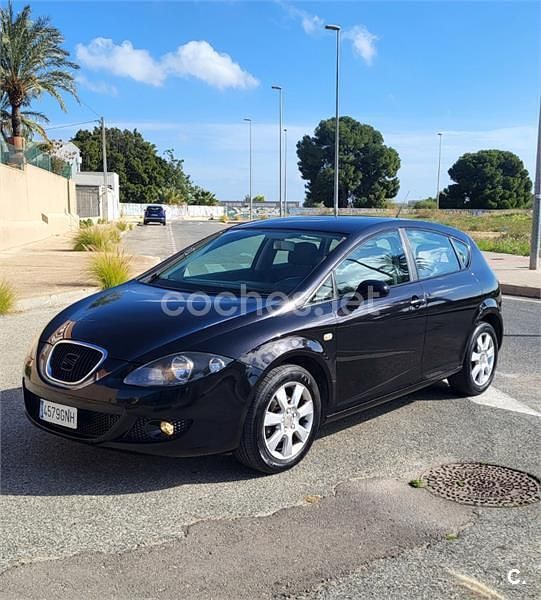 Usado Seat Leon Sport 105 CV (77 kW) 2009 Negro Utilitario