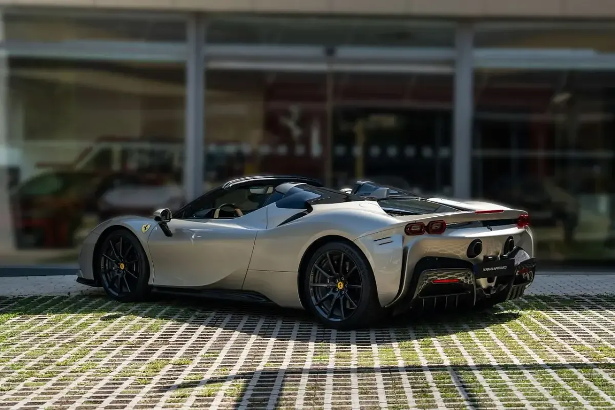 Usado Ferrari SF90 1001 CV (736 kW) 2023 Gris metalizado Descapotable