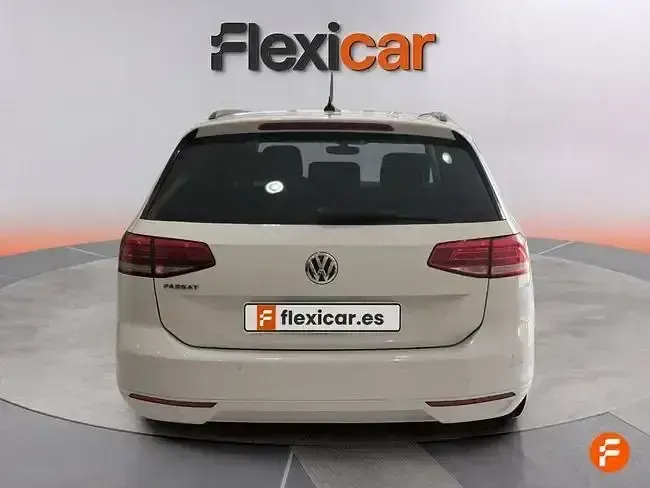 Usado VW Passat Advance 150 CV (110 kW) 2019 Blanco Familiar