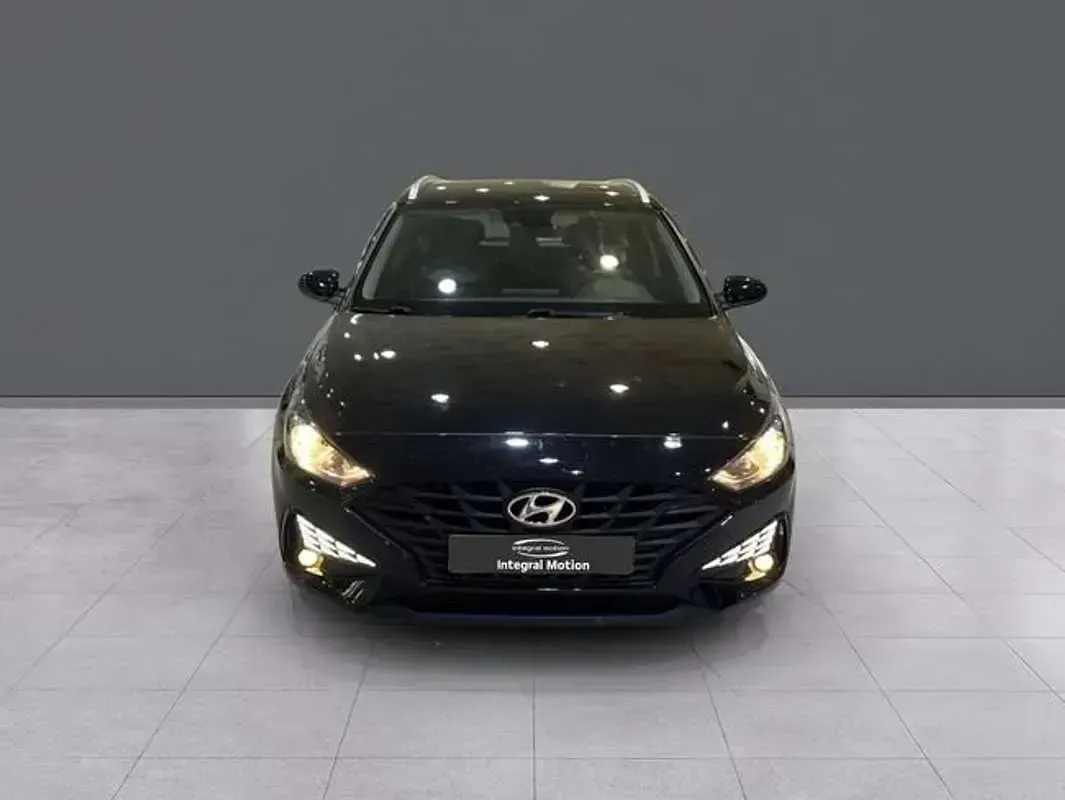 Usado Hyundai i30 120 CV (88 kW) 2022 Negro Utilitario