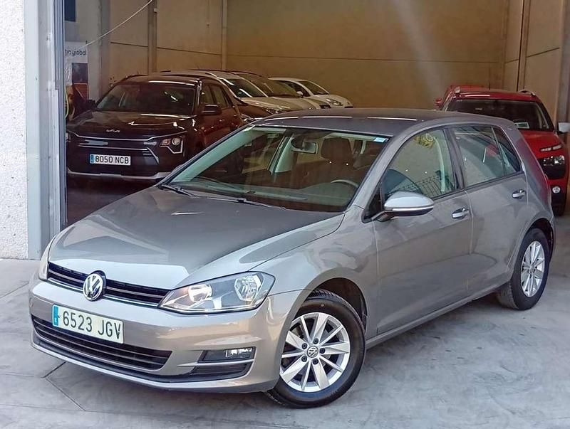 Usado VW Golf VII Advance 105 CV (77 kW) 2015 Gris Utilitario