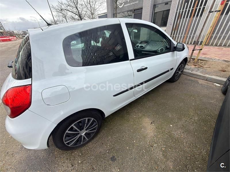 Usado Renault Clio IV 75 CV (55 kW) 2012 Blanco Berlina
