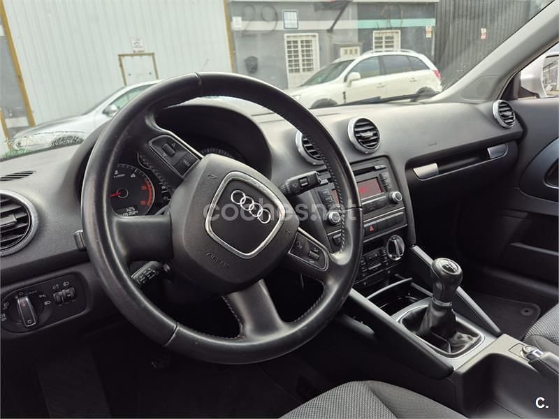 Usado Audi A3 Attraction 105 CV (77 kW) 2011 Blanco Berlina