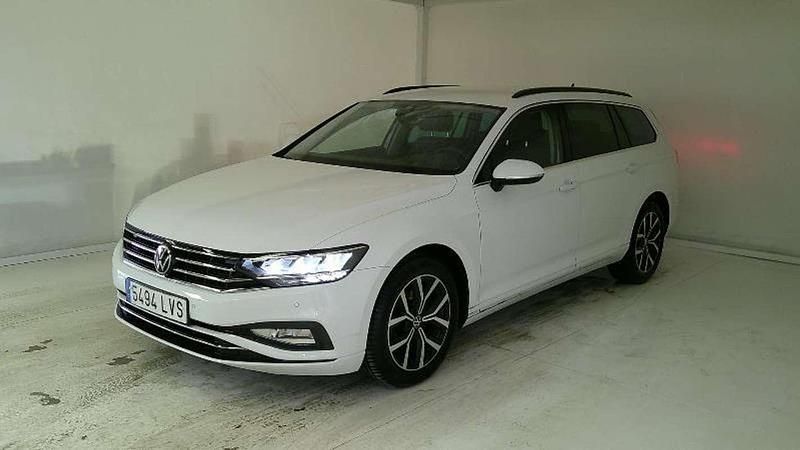Usado VW Passat Executive 150 CV (110 kW) 2022 Blanco Familiar