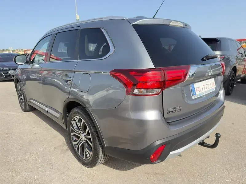 Usado Mitsubishi Outlander Motion 150 CV (110 kW) 2017 Gris / plata SUV