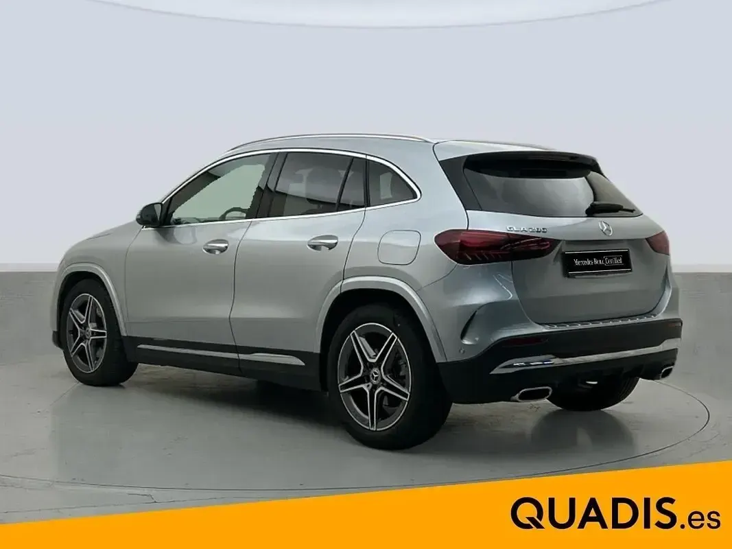 Usado Mercedes GLA200 163 CV (119 kW) 2025 Gris plata SUV