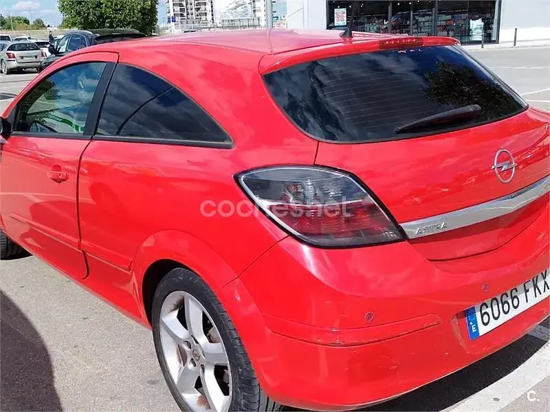 Usado Opel Astra GTC Sport 100 CV (73 kW) 2007 Rojo Berlina