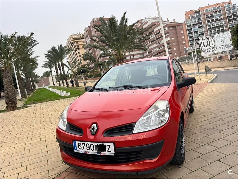 Usado Renault Clio II Authentique 75 CV (55 kW) 2008 Rojo Berlina