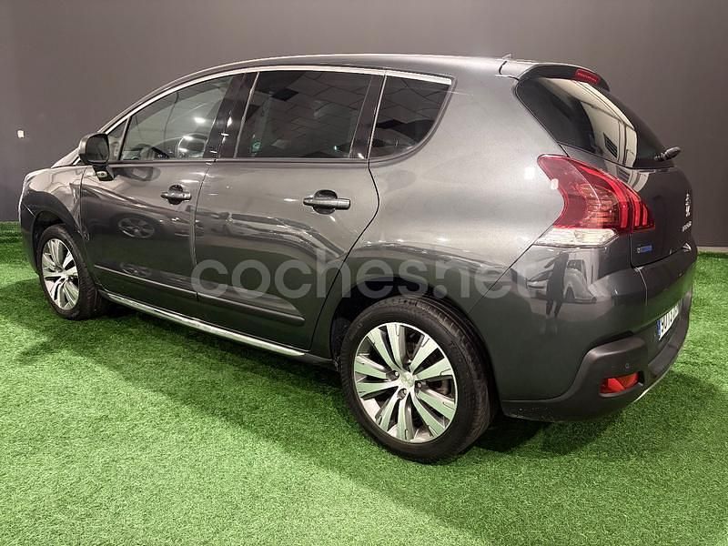 Usado Peugeot 3008 Allure 120 CV (88 kW) 2015 Gris / plata Berlina