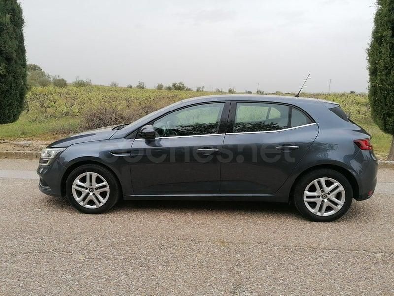 Usado Renault Mégane IV Business 90 CV (66 kW) 2018 Gris / plata Berlina
