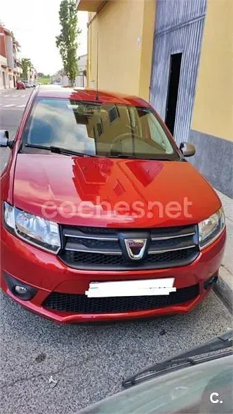 Usado Dacia Sandero 90 CV (66 kW) 2015 Granate Berlina