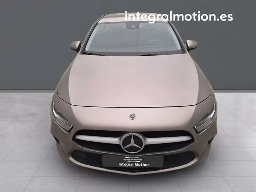 Usado Mercedes A180 109 CV (80 kW) 2020 Gris Utilitario