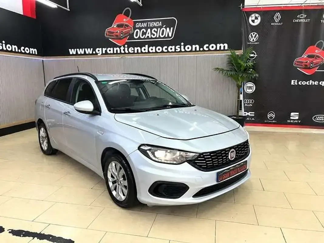 Usado Fiat Tipo Easy 95 CV (69 kW) 2019 Plateado Familiar