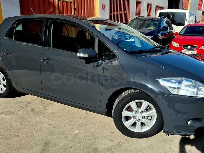 Usado Toyota Auris Active 90 CV (66 kW) 2011 Gris / plata Utilitario