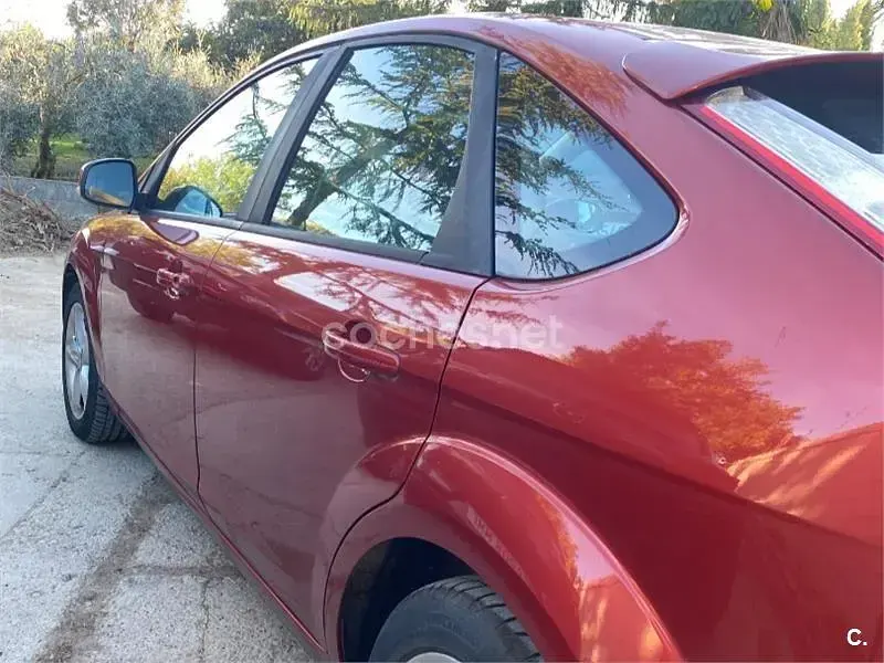 Usado Ford Focus Trend 109 CV (80 kW) 2009 Granate Berlina