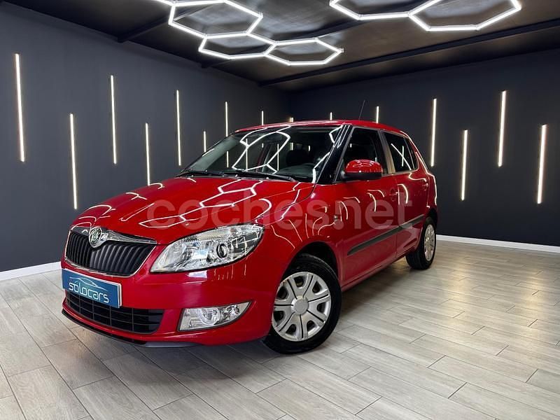 Rojo Usado 2011 Skoda Fabia Ambition Berlina | 6990 € (Un poco caro) - Imagen 1/4