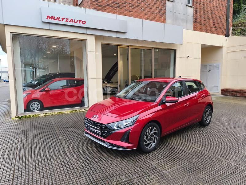 Granate Usado 2024 Hyundai i20 Berlina | 16.990 € (Precio justo) - Imagen 1/4