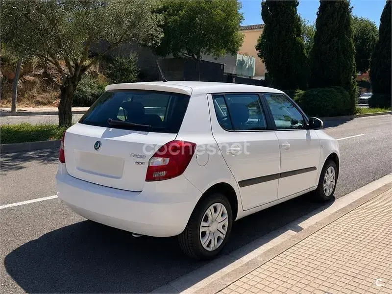 Usado Skoda Fabia Ambition 60 CV (44 kW) 2012 Blanco Berlina