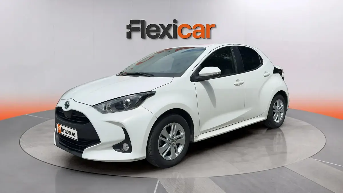 Usado Toyota Yaris Hybrid Business Edition 116 CV (85 kW) 2022 Blanco Berlina