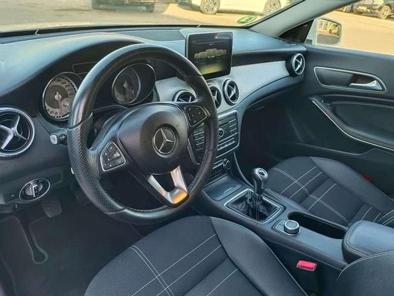 Usado Mercedes CLA200 Shooting Brake 136 CV (100 kW) 2015 Blanco Familiar
