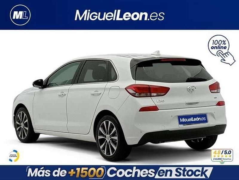 Usado Hyundai i30 120 CV (88 kW) 2021 Blanco Berlina