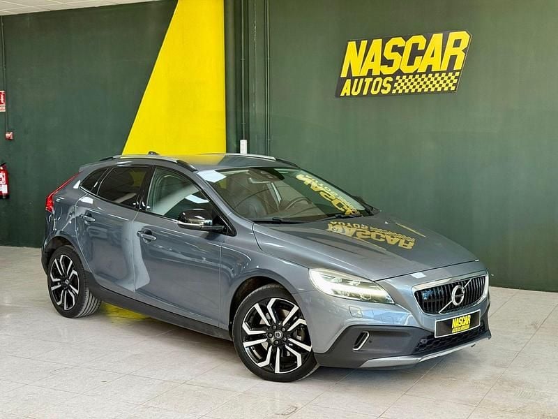 Gris / plata Usado 2018 Volvo V40 Berlina | 15.900 € (Precio justo) - Imagen 1/4