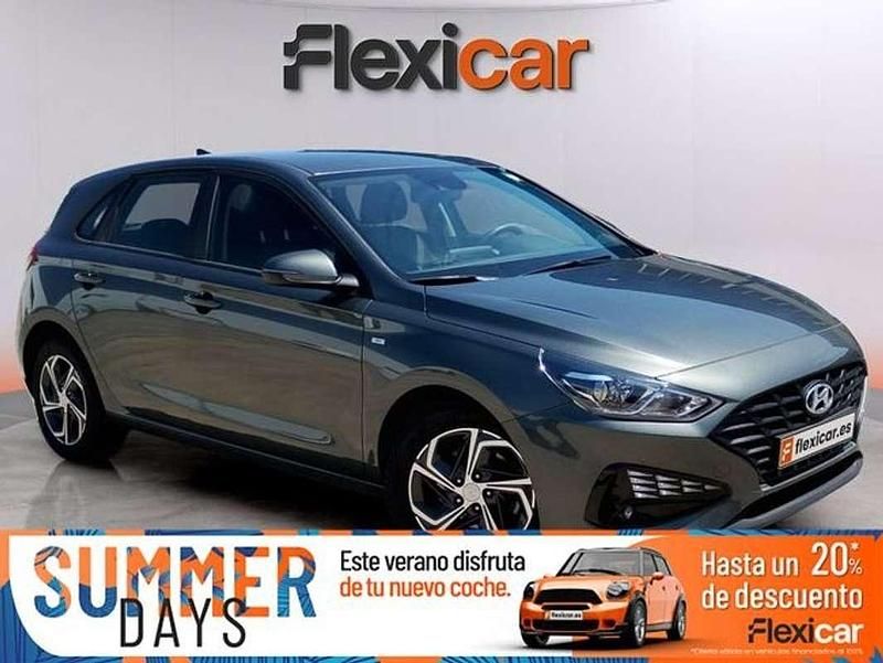 Gris Usado 2023 Hyundai i30 Berlina | 15.490 € (Buen precio) - Imagen 1/4