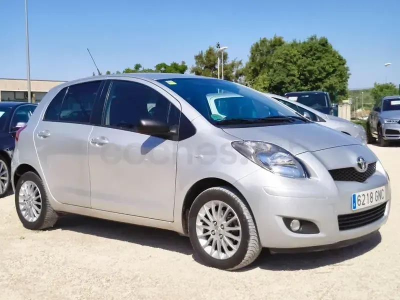 Usado Toyota Yaris Active 101 CV (74 kW) 2009 Gris / plata Utilitario
