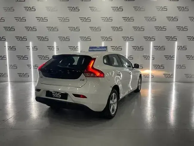 Usado Volvo V40 Momentum 120 CV (88 kW) 2018 Blanco Berlina