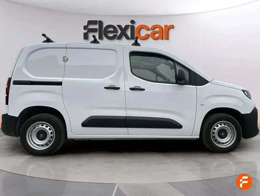 Usado Citroën Berlingo Feel 103 CV (75 kW) 2024 Blanco Monovolumen