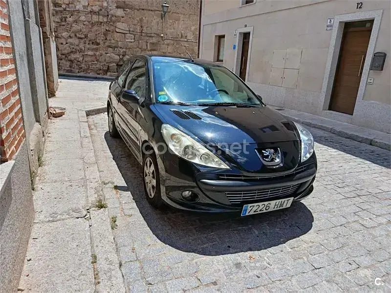 Usado Peugeot 206+ 60 CV (44 kW) 2012 Negro Utilitario