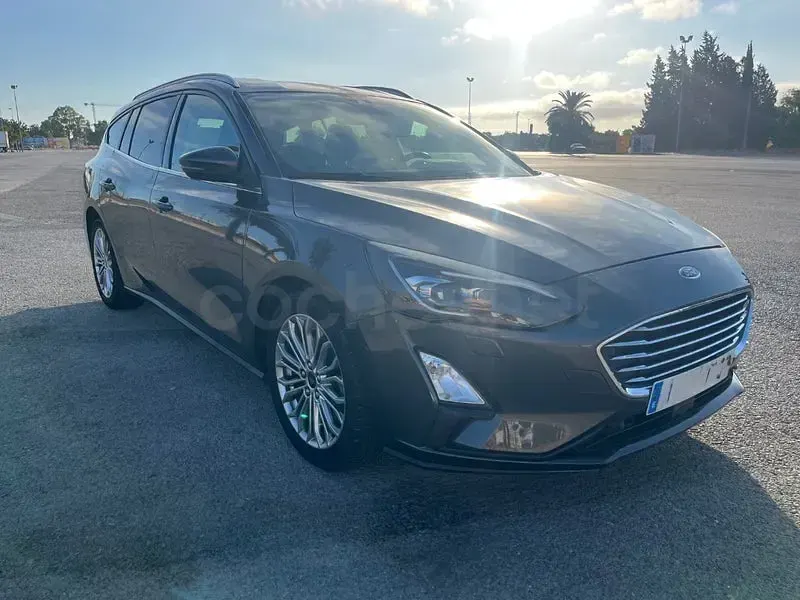 Usado Ford Focus Titanium 125 CV (91 kW) 2019 Gris / plata Familiar