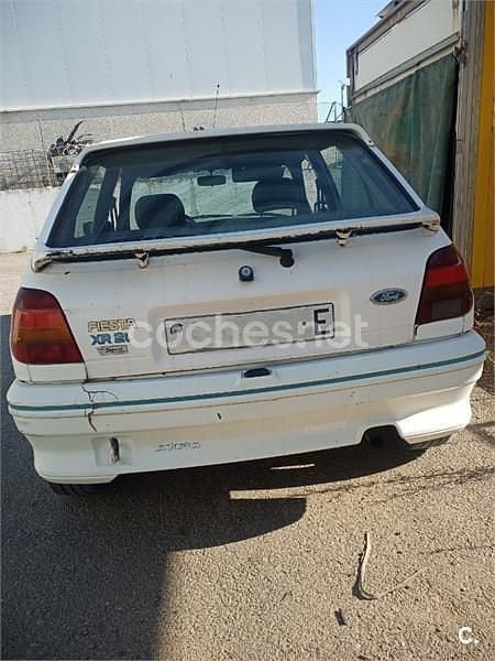 Usado Ford Fiesta Ghia 59 CV (43 kW) 1989 Blanco Berlina