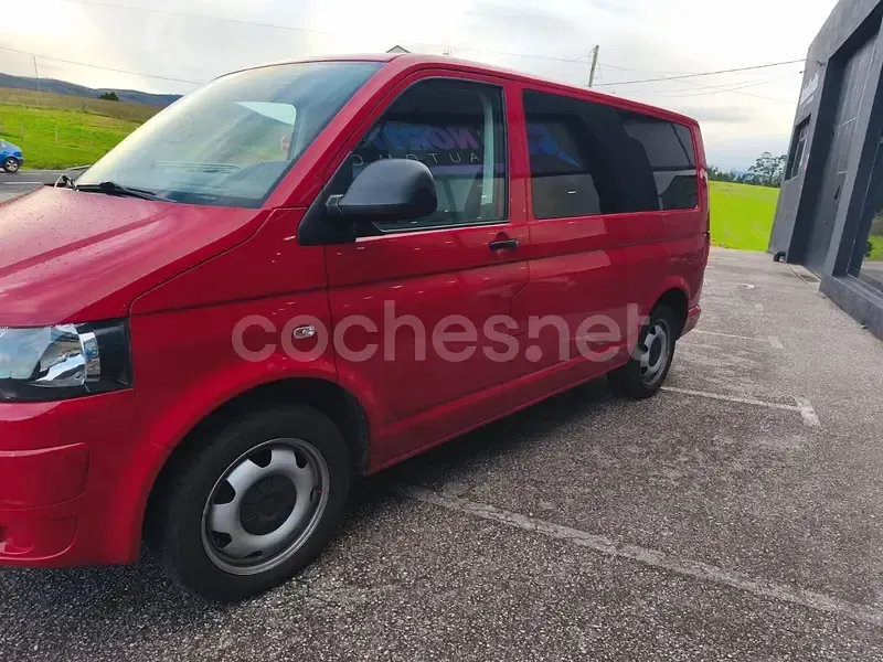 Usado VW Multivan Startline 102 CV (75 kW) 2011 Rojo Monovolumen