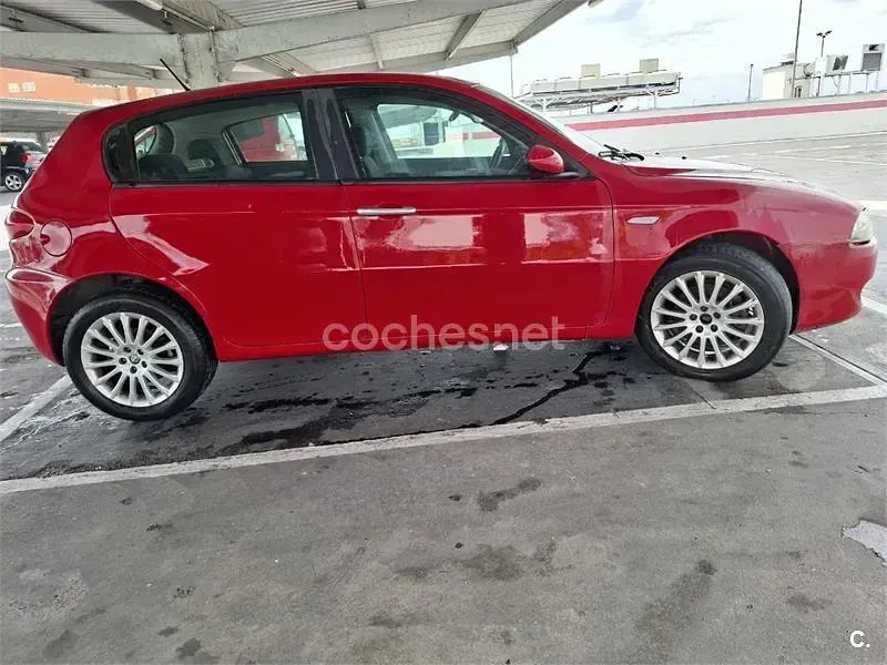 Usado Alfa Romeo 147 105 CV (77 kW) 2007 Rojo Utilitario