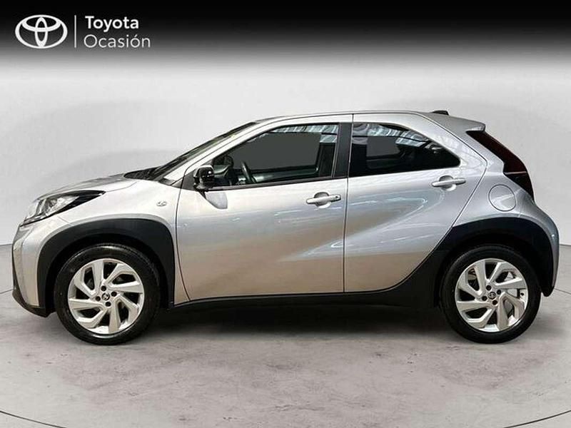 Usado Toyota Aygo Play 72 CV (52 kW) 2024 Gris Utilitario